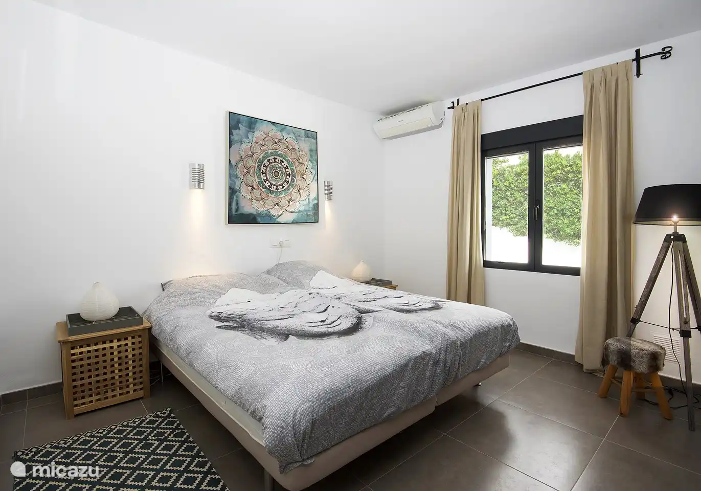 The second double bedroom with air conditioning and hor