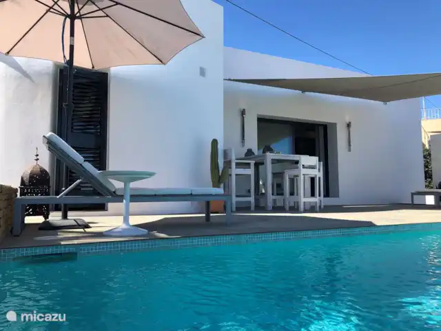 Casa Ocho Benissa Costa / Moraira en España, Costa Blanca, Benissa - villa mesa alta con 6-7 asientos y 3 bonitas tumbonas con colchón