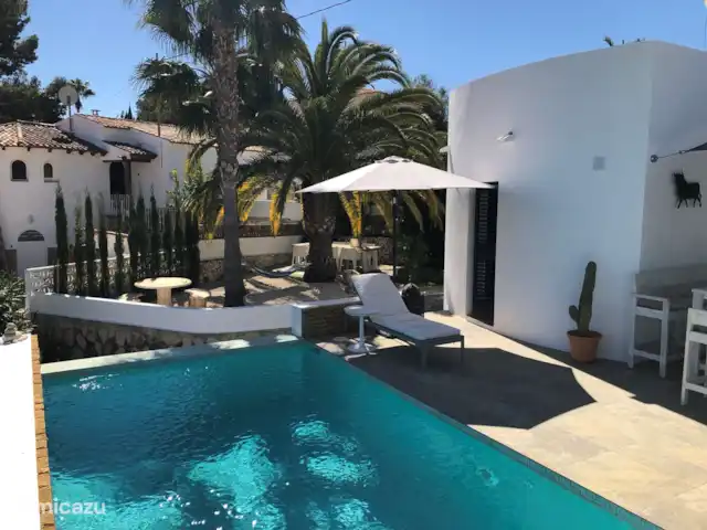 Casa Ocho Benissa Costa / Moraira en España, Costa Blanca, Benissa - villa Sombrilla privada y mesa para tu bebida.