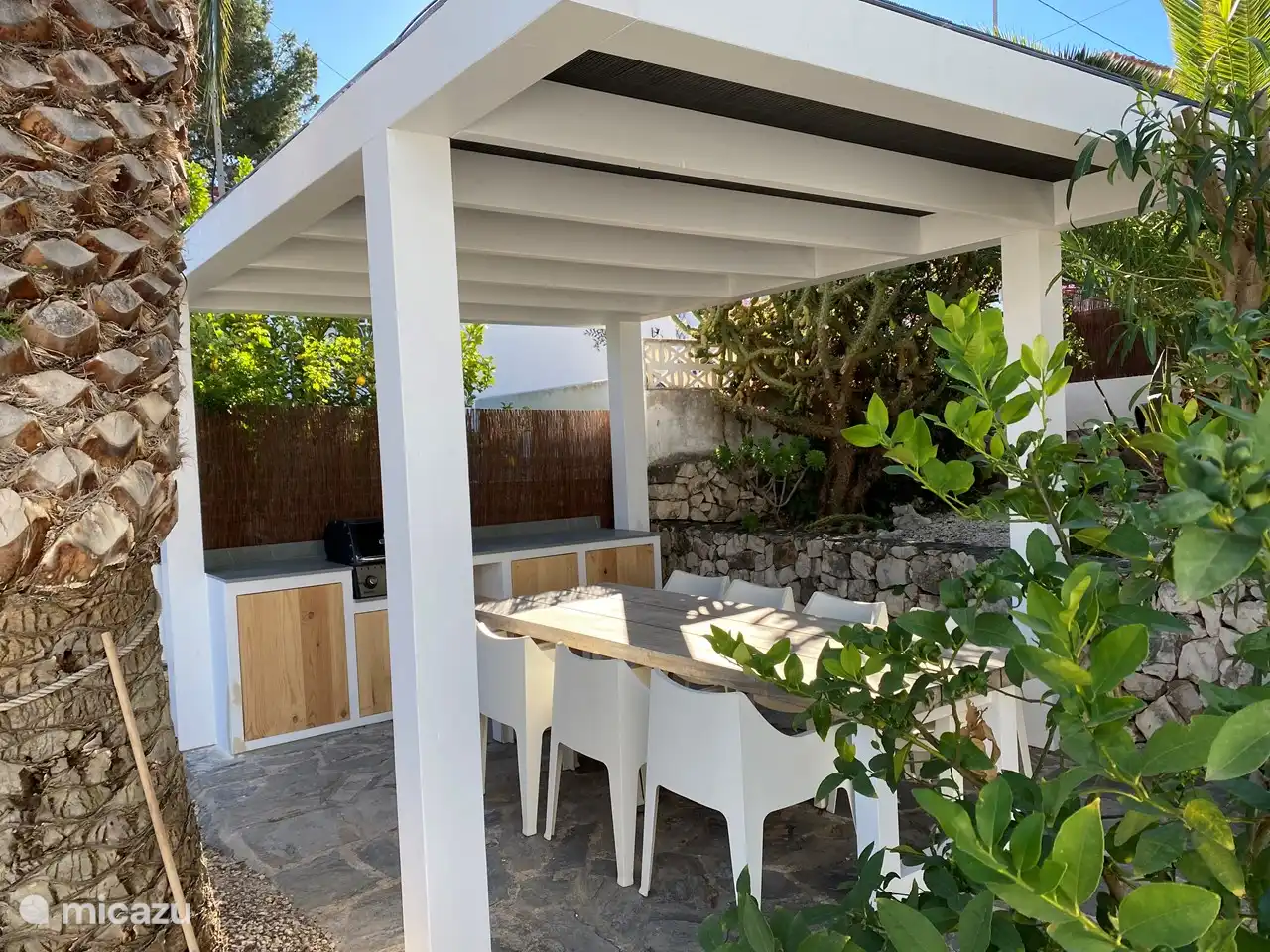 Fantastic outdoor dining and drinks spot. 
BBQ, fridge, lighting and Sonos speakers for a nice music.