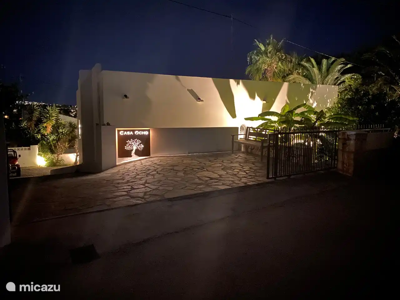 Beautifully lit of the house, driveway and garden