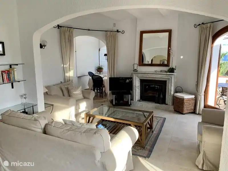 Living room (with passage to the dining room and to the terrace)