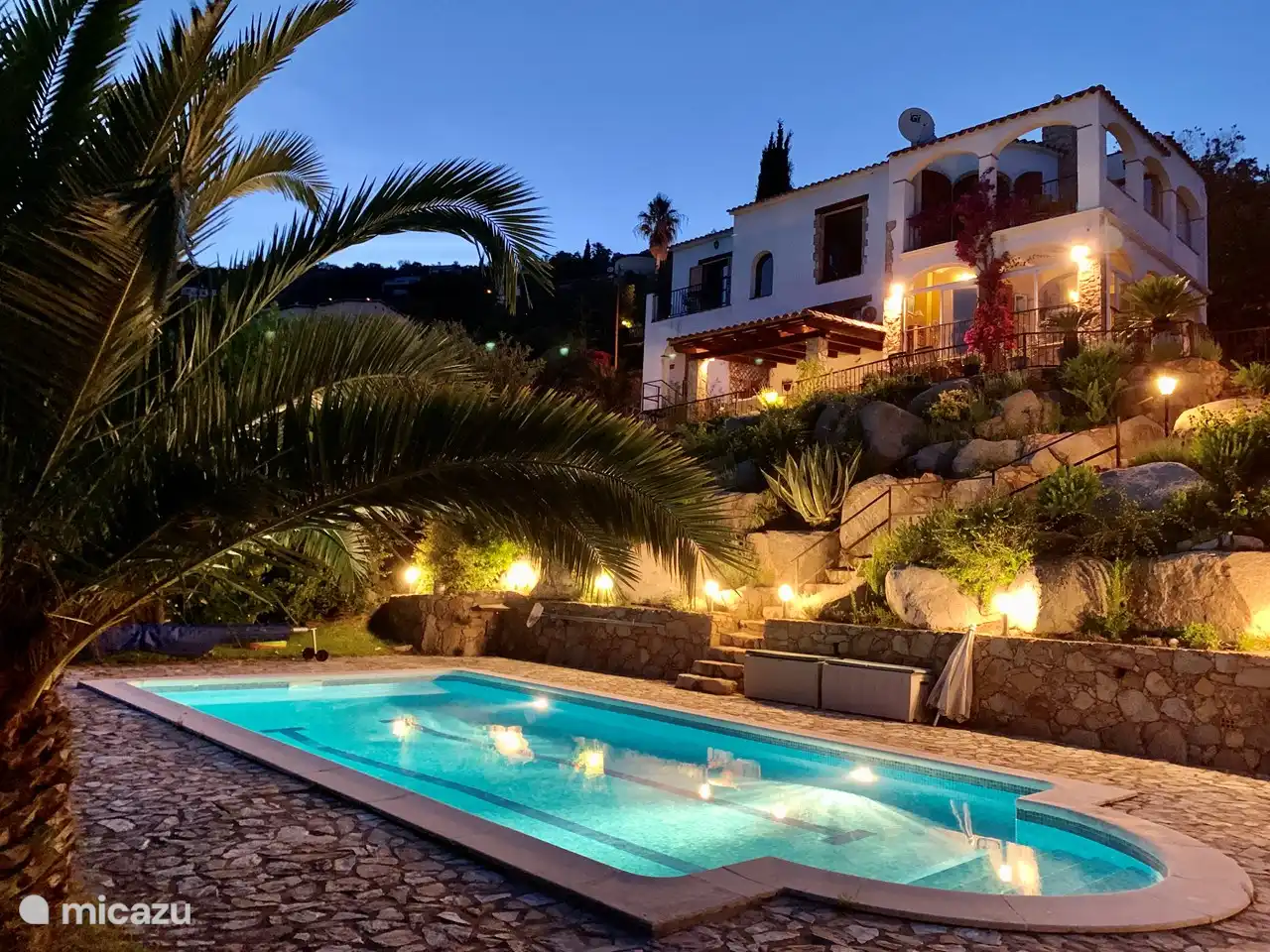 Villa La Haya by night