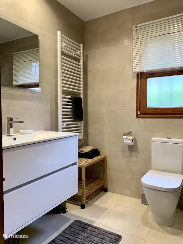 Bathroom ensuite with bedroom1 (2nd floor) (1)