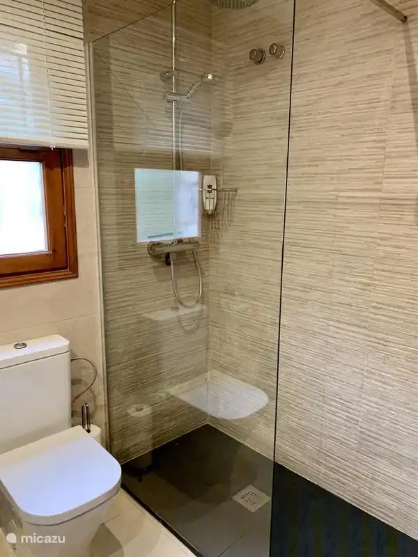 Bathroom ensuite with bedroom1 (2nd floor) (2)