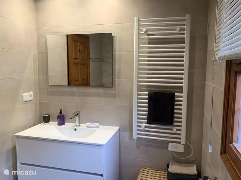 Bathroom ensuite with bedroom1 (2nd floor) (3)