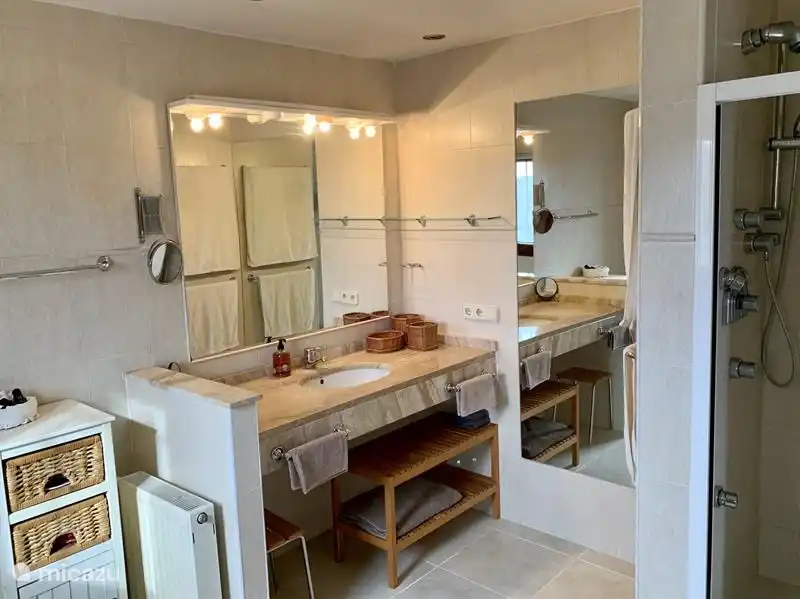 Bathroom ensuite with Master Bedroom (1)