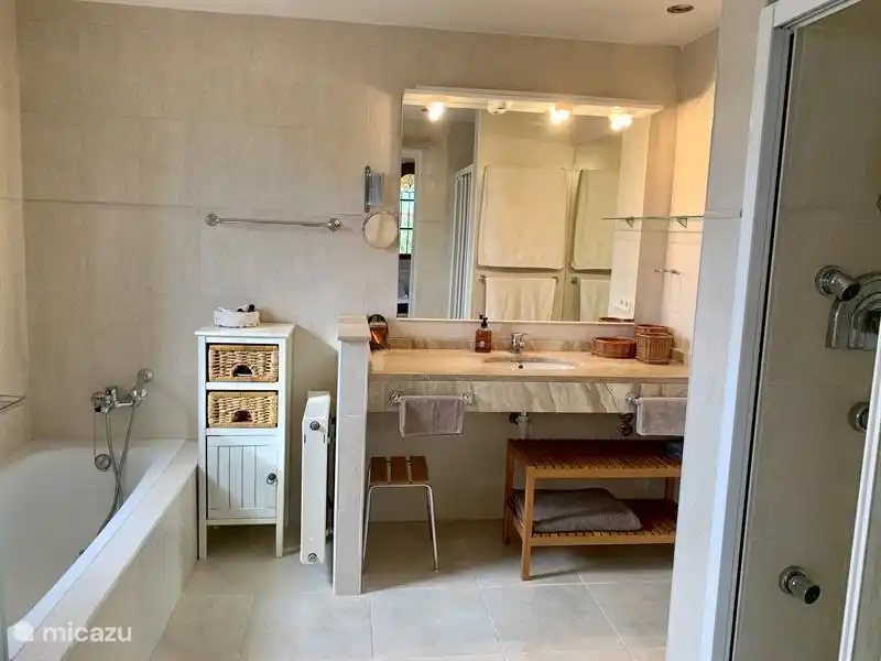 Bathroom ensuite with Master Bedroom (2)