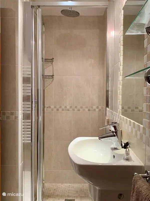 Bathroom ensuite with bedroom 2 (1st floor) (2)