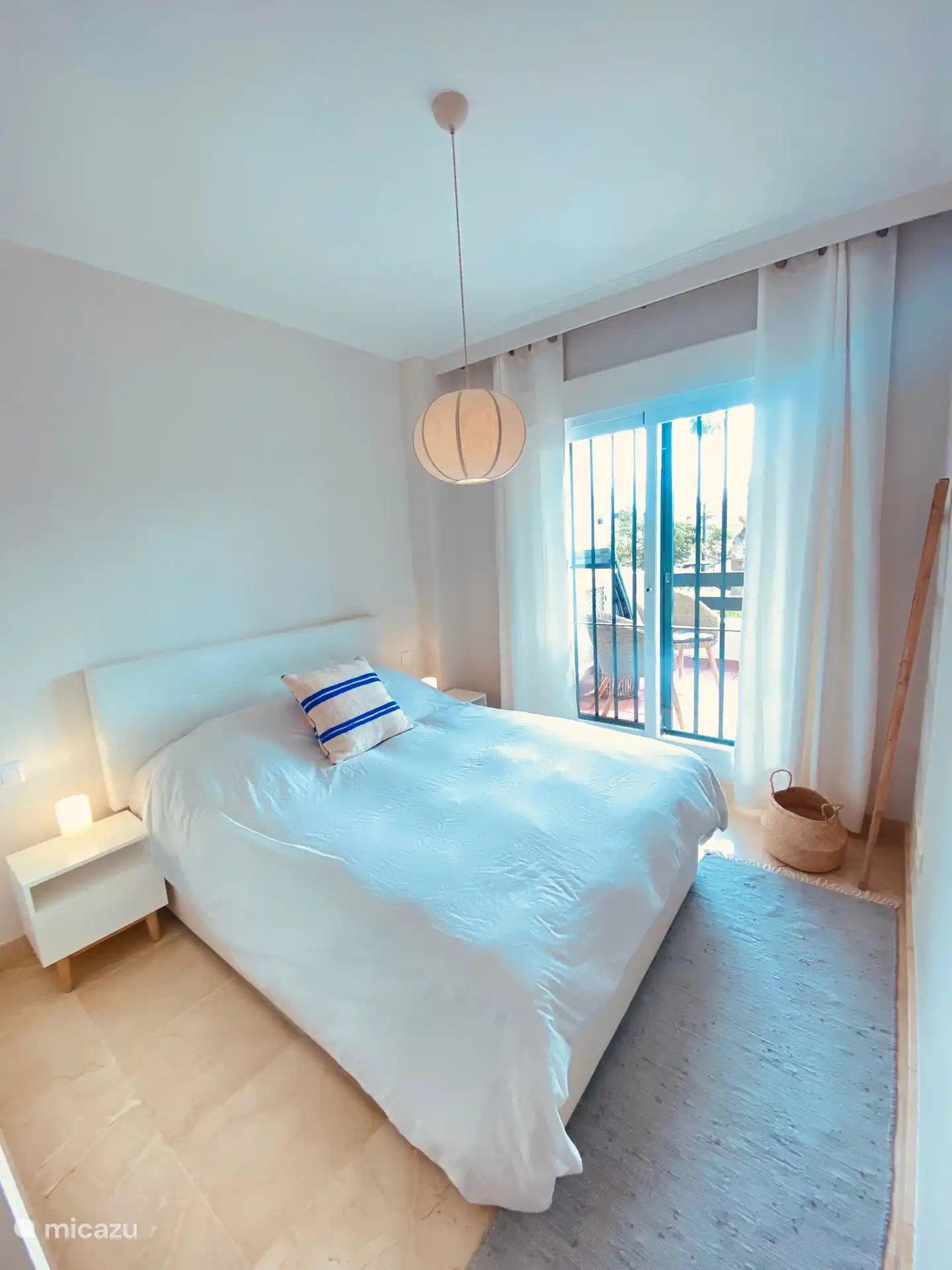 Slaapkamer met 2 persoonsbed en inbouwkasten 