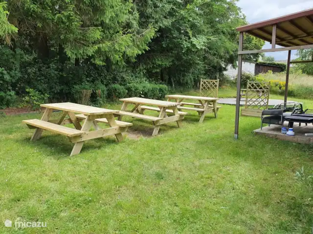 Maison Démar | Belgique, Ardennes, Gedinne - villa Jardin séparé avec la maison de vacances attenante. Séparés par les bacs à fleurs.
Ceci est provisoire jusqu'à ce que le propre jardin soit prêt.