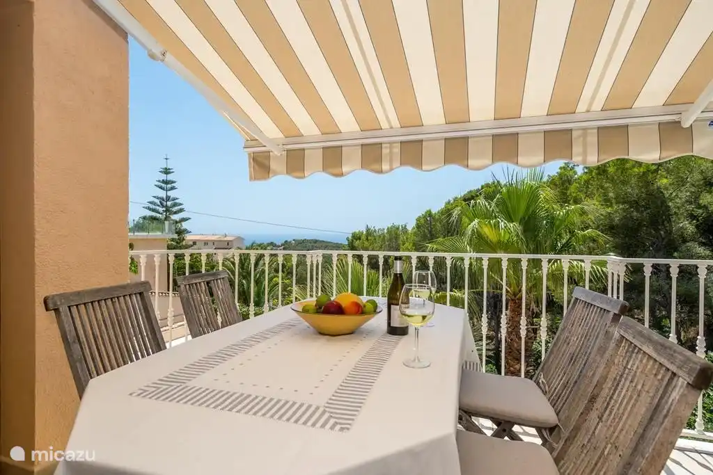 Le matin, il est délicieux de prendre le petit-déjeuner ici.  Vous pouvez retirer complètement les auvents et vous asseoir à l’ombre.