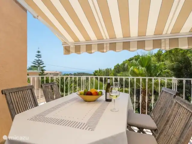 Villa met zwembad en super zeezicht huren in Spanje, Costa Blanca, Altea - villa ' s Morgens is het hier heerlijk ontbijten.  Je kan de luifels helemaal uithalen en zodat je heerlijk in de schaduw zit.