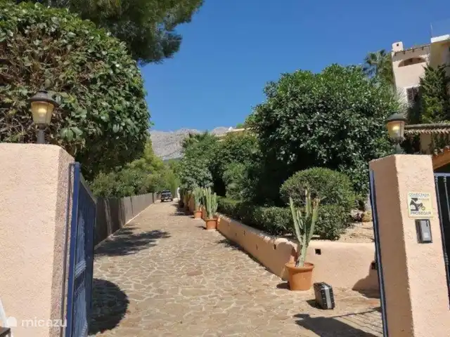 Villa met zwembad en super zeezicht huren in Spanje, Costa Blanca, Altea - villa Via de privé oprit komt u aan het huis terecht.  Hier is plaats voor verschillende wagens.