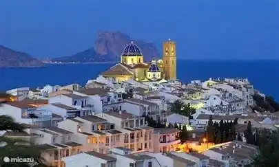 La vieille ville d’Altea.  Connue pour ses maisons laquées blanches typiques.  Le tout construit autour de la belle église avec son célèbre dôme bleu. C’est merveilleux de défiler ici.  Boutiques et restaurants super sympas.  À 5 minutes en voiture de la maison.