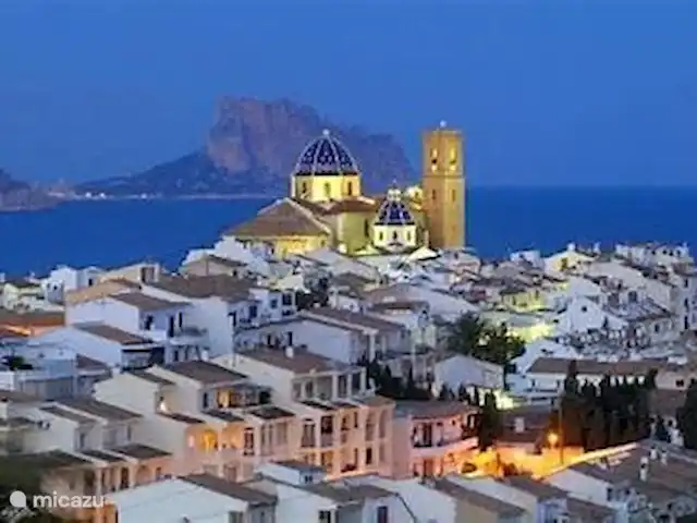 Villa met zwembad en super zeezicht huren in Spanje, Costa Blanca, Altea - villa Het oude stadje van Altea.  Bekend om zijn typische witgelakte huisjes.  Allen rond de mooie kerk gebouwd met zijn bekende blauwe koepel. Hier is het heerlijk paraderen.  Super leuke winkeltjes en restaurantjes.  Op 5 minuutjes rijden van het huis.