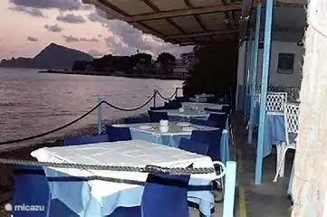 Dîner confortable dans l’un des restaurants sur la plage.
