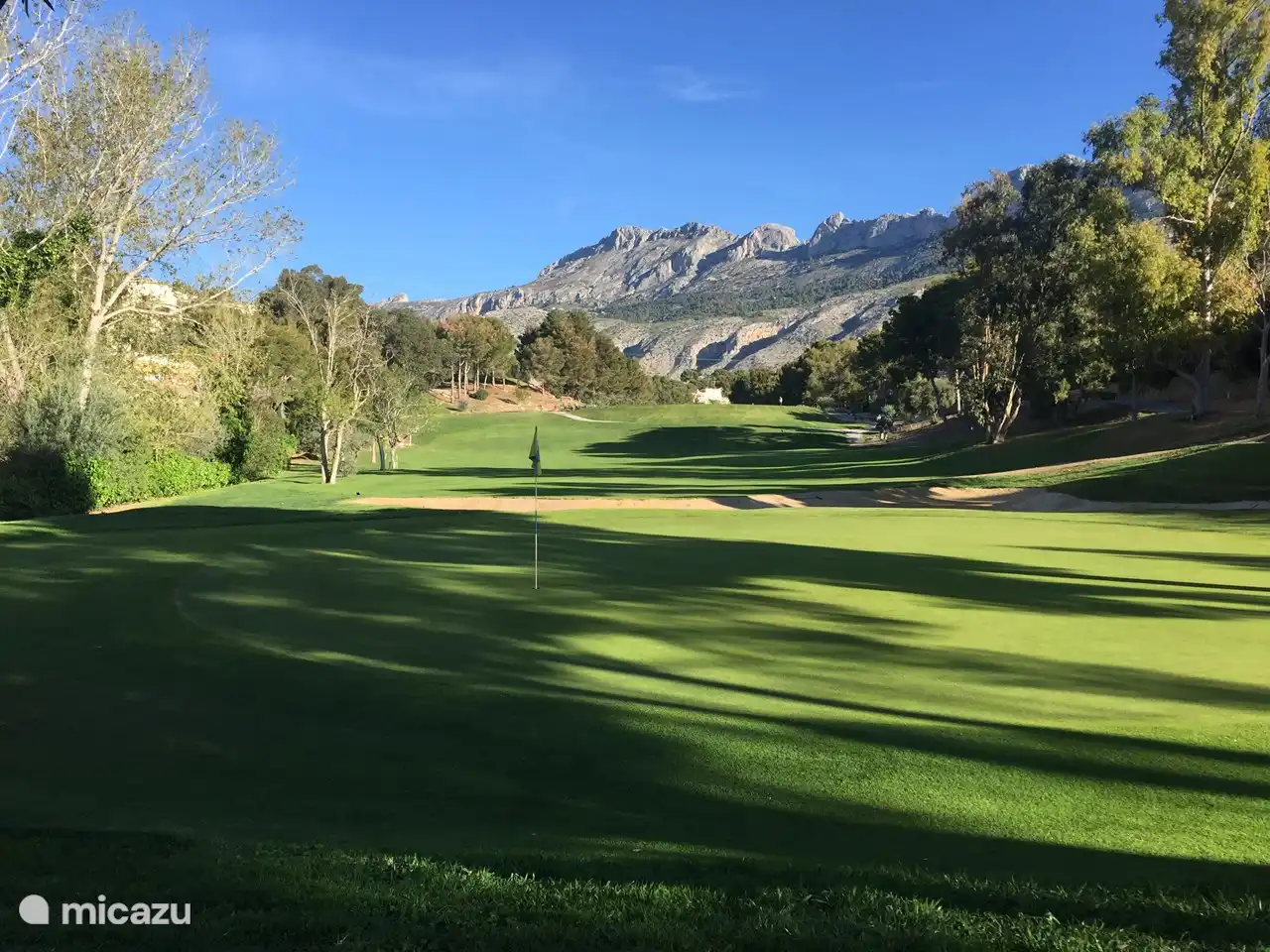 Il y a plusieurs terrains de golf tels que le Golf Club Don Cayo Altea (9 trous).  C’est à 5 minutes à pied de la maison.