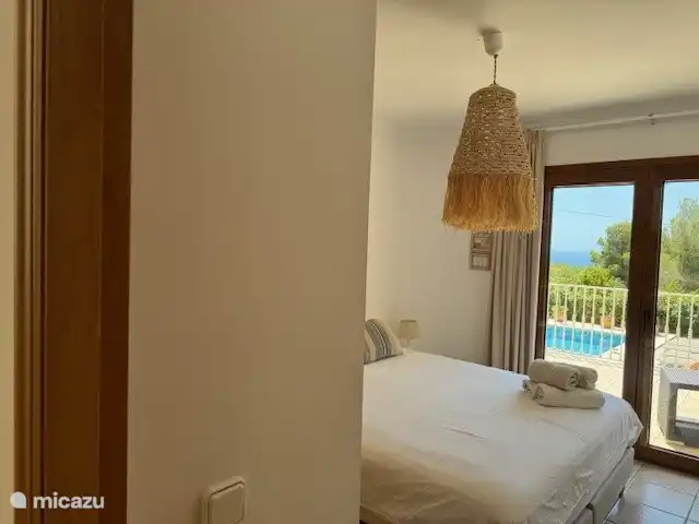 Villa met zwembad en super zeezicht huren in Spanje, Costa Blanca, Altea - villa 2 identieke slaakamers.  Bedden 1.60m op 2.00m. Toegang tot terras en zicht op zee.  Volledig te verduisteren.