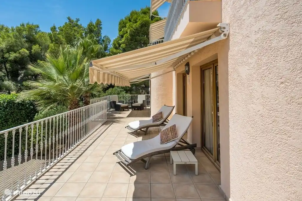 L’une des terrasses où vous pourrez vous détendre à l’ombre.  Une porte peut être fermée ici afin qu’elle soit également sûre pour les petits enfants. 