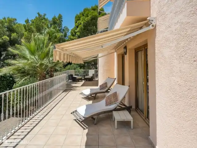 Villa met zwembad en super zeezicht huren in Spanje, Costa Blanca, Altea - villa Eén van de terrassen waar het heerlijk vertoeven is in de schaduw.  Hier kan een hekje afgesloten worden zodat het ook voor kleine kinderen veilig is.