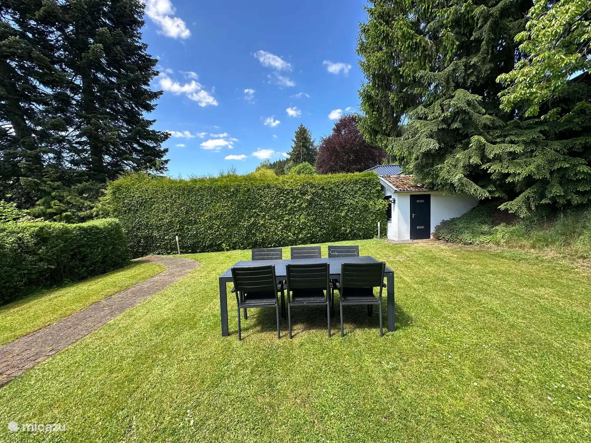 Tuin, tuinhuisje en eettafel