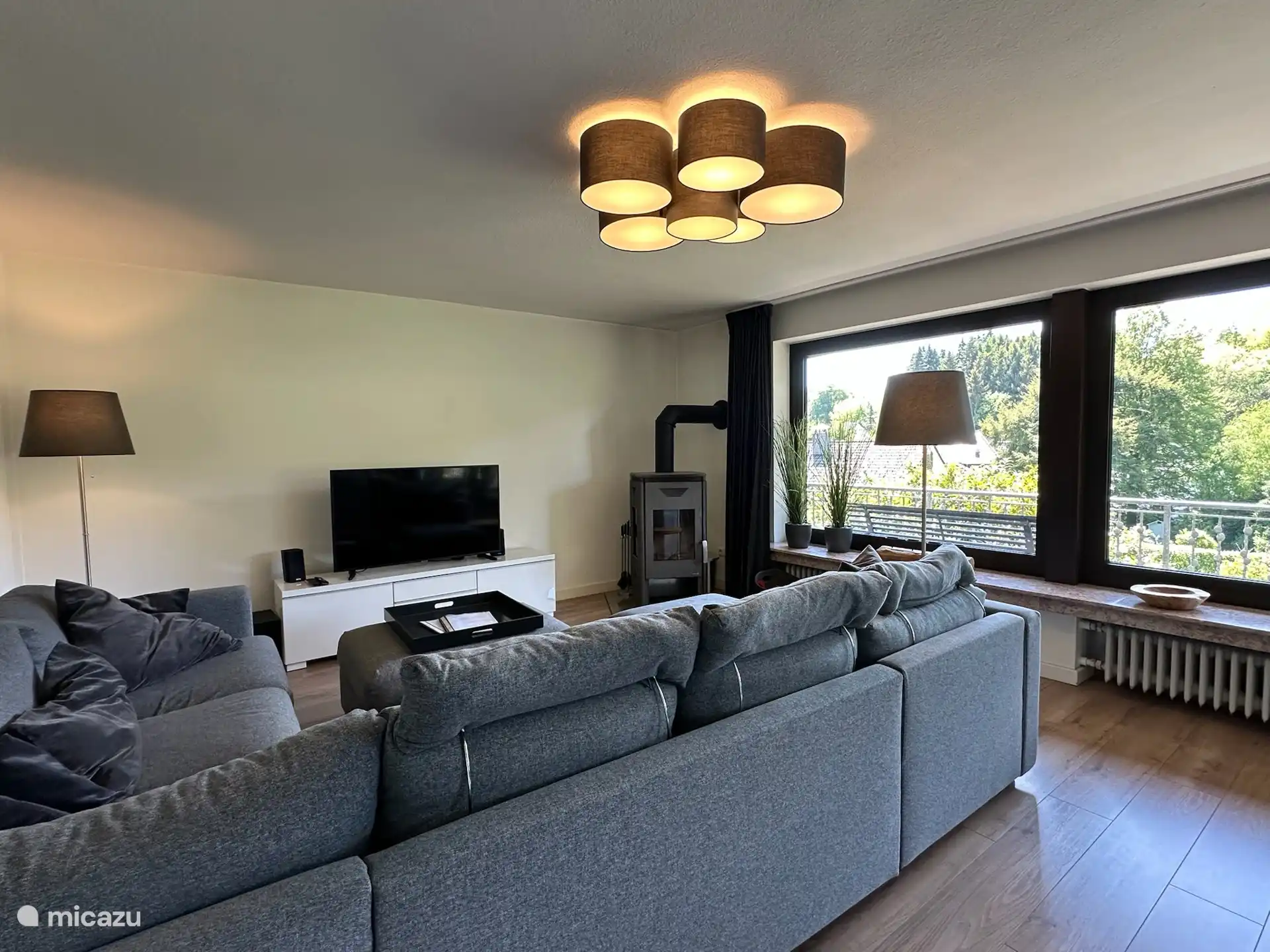 Grote zit/relax hoek met houtkachel