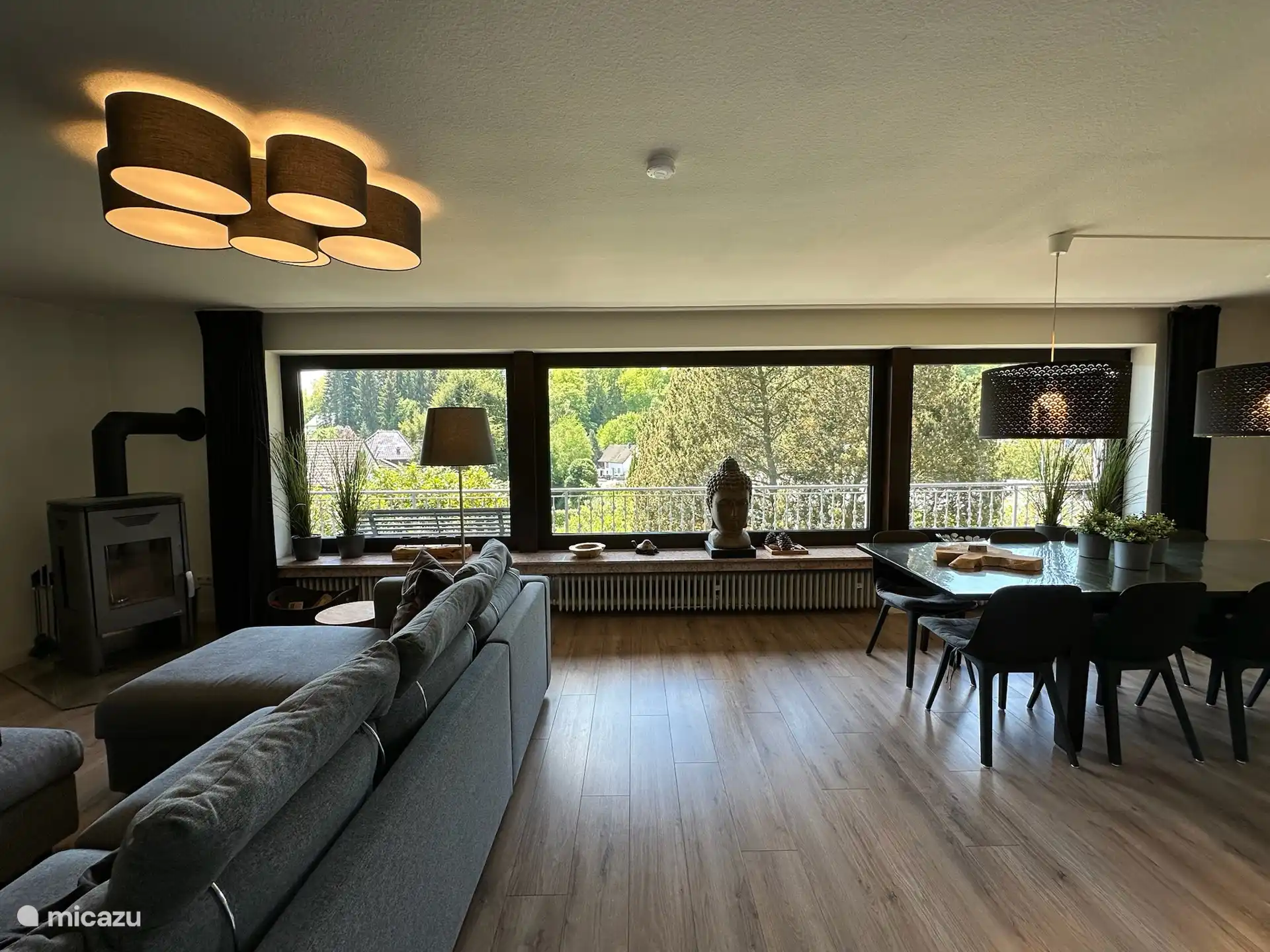 Ruime woonkamer met uitzicht