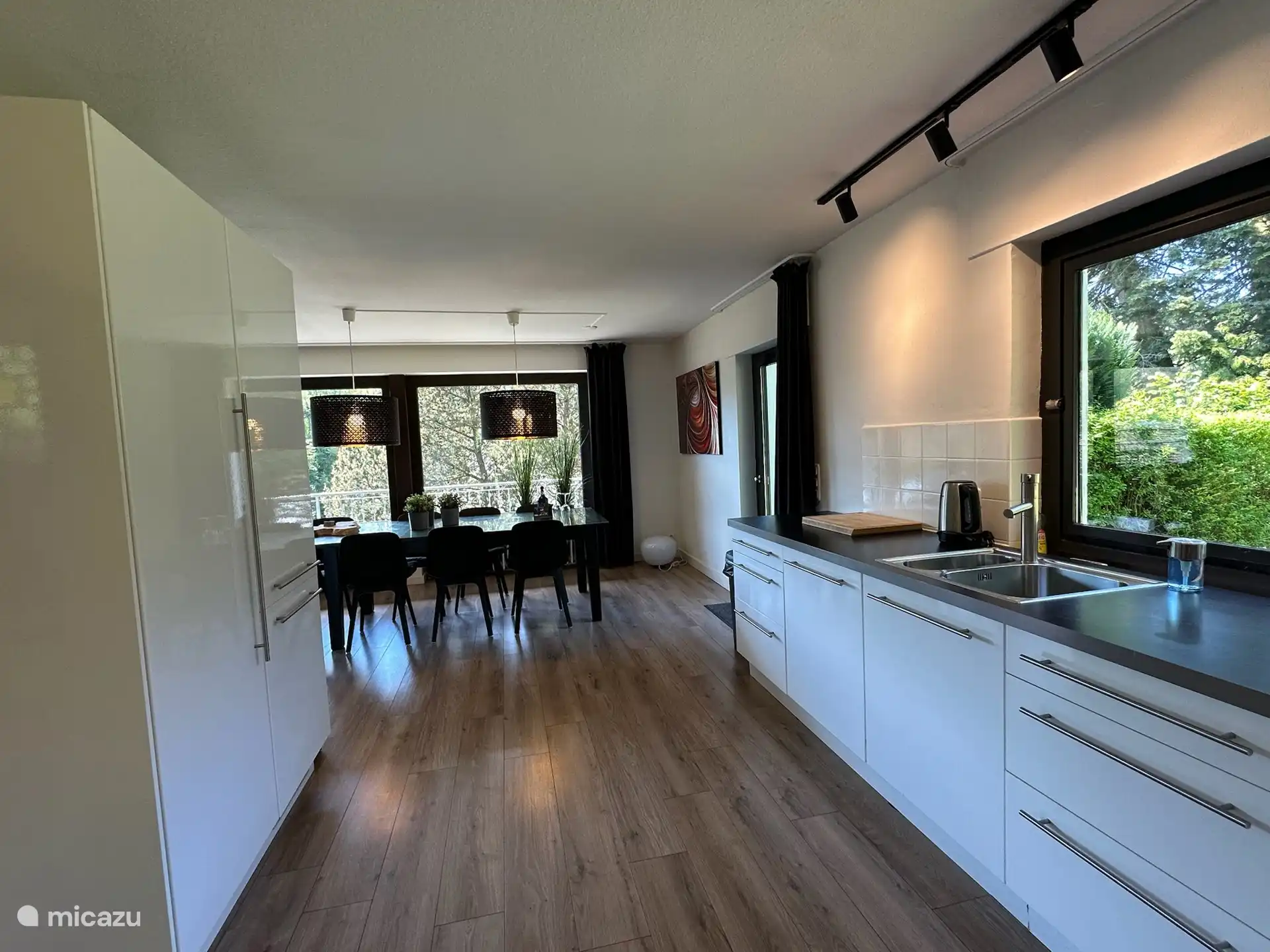 Eettafel en keuken