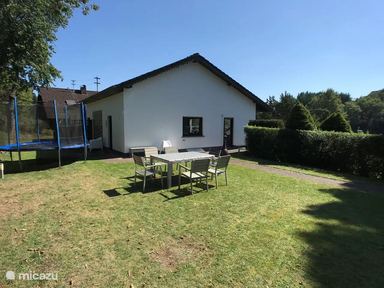 Jardin au rez de chaussée avec trampoline