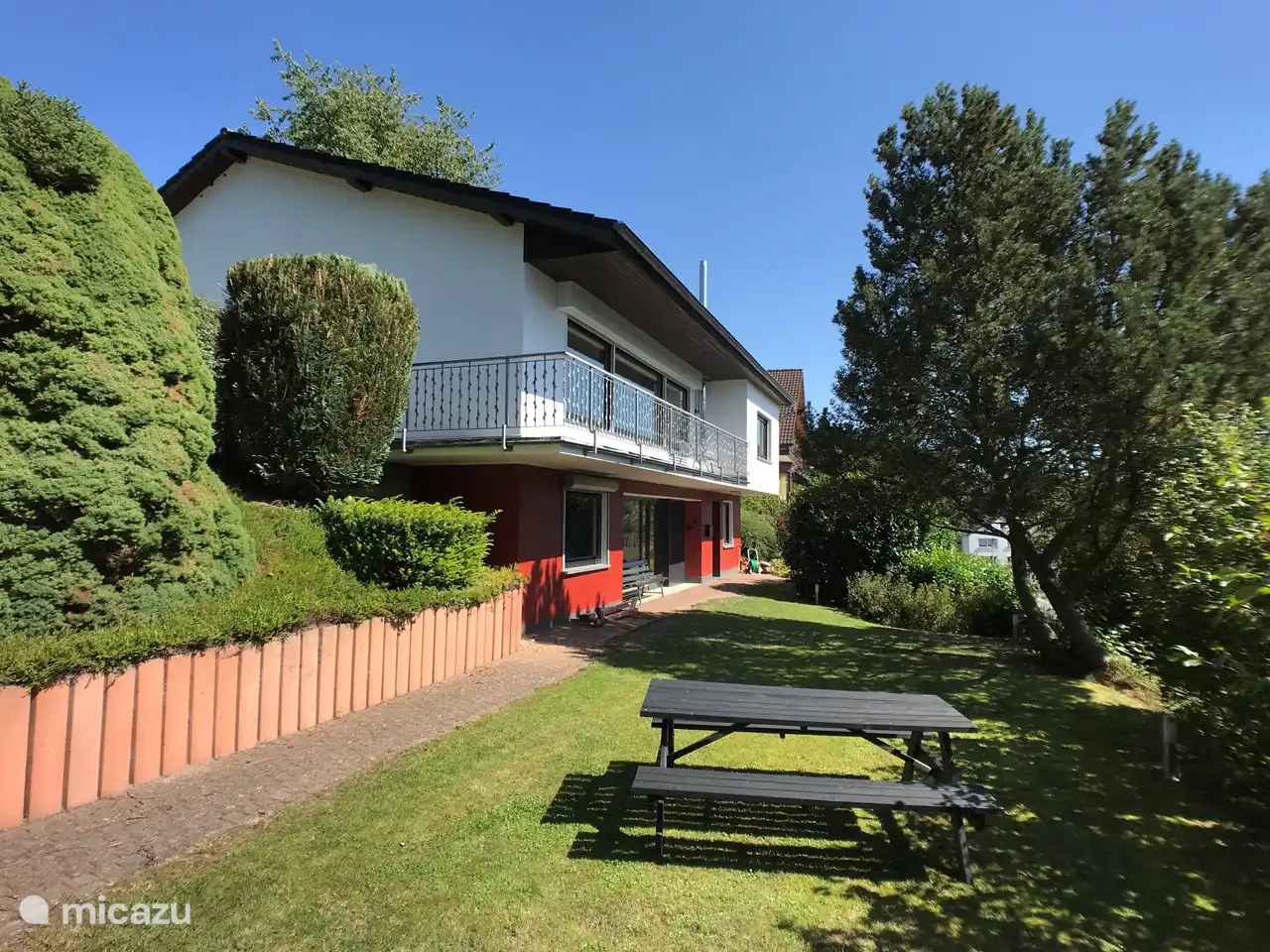 Jardin au niveau de l'entrée