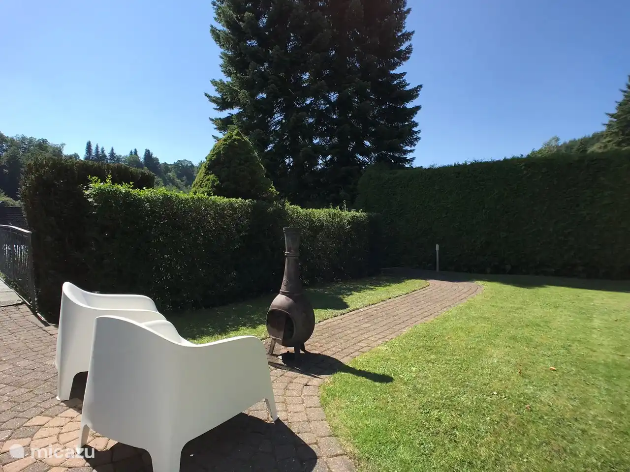 Détendez-vous dans le jardin et le soir près du poêle à bois