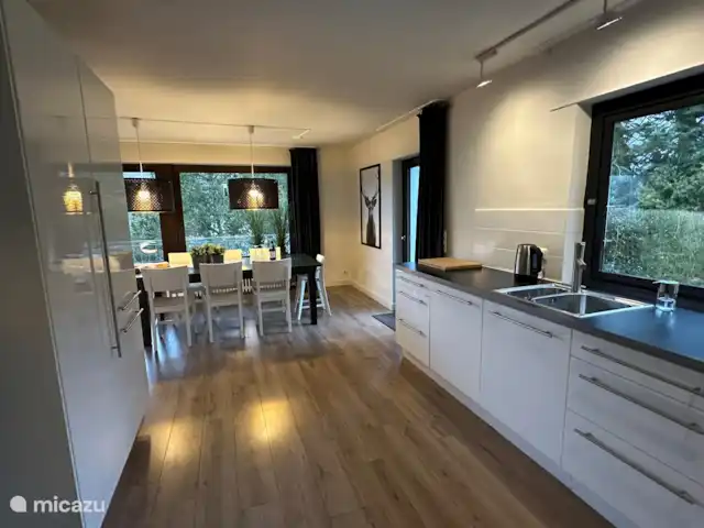 Villa Im Bongert Parque Nacional de Eifel en Alemania, Eifel, Hellenthal - casa vacacional Mesa de comedor y cocina