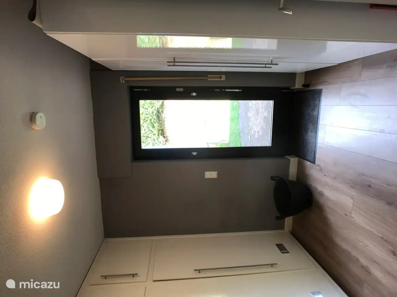 Buanderie et porte sur le jardin