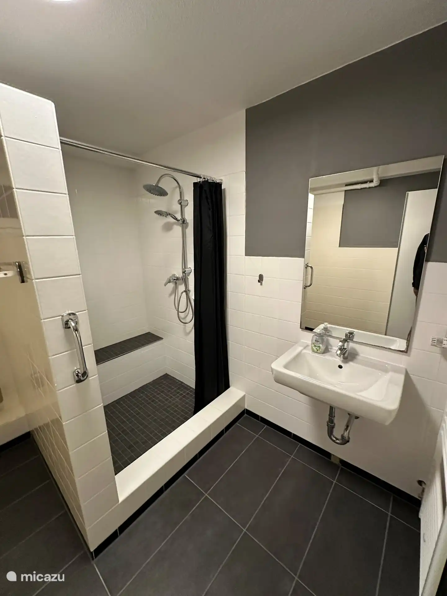 Possibilité de réserver une salle de bain supplémentaire avec WC + chambre spacieuse (4) au rez-de-chaussée