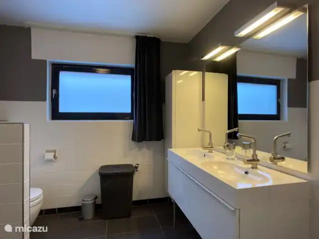 Villa Im Bongert Parque Nacional de Eifel en Alemania, Eifel, Hellenthal - casa vacacional Cuarto de baño con plato de ducha y WC