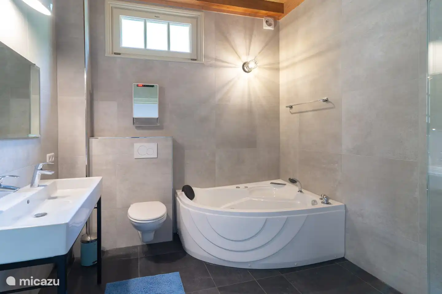 Badezimmer im Erdgeschoss mit Whirlpool