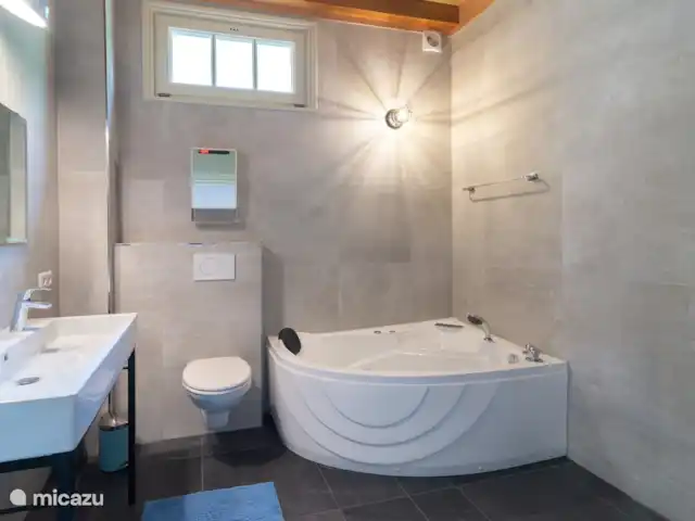 La Grande Maison | France, Dordogne, Clermont-de-Beauregard - maison de vacances Salle de bain au rez-de-chaussée avec bain tourbillon