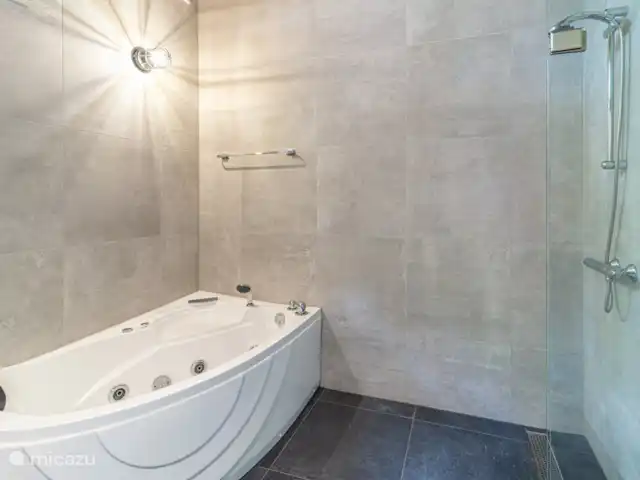 La Grande Maison | France, Dordogne, Clermont-de-Beauregard - maison de vacances Salle de bain au rez-de-chaussée avec bain tourbillon