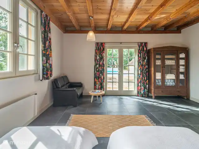 La Grande Maison | France, Dordogne, Clermont-de-Beauregard - maison de vacances Chambre au rez-de-chaussée. Vue de la piscine