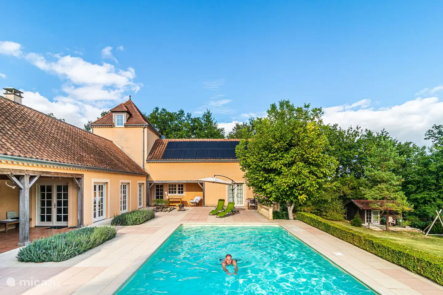 Schöner beheizter Pool