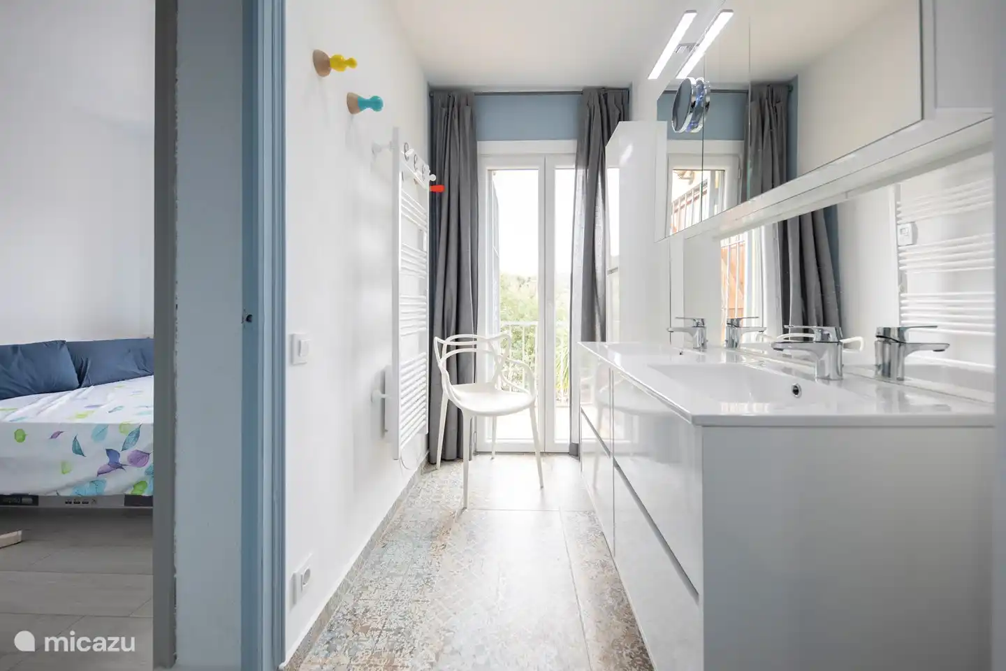 Badezimmer mit Dusche und Balkon (Foto 1/4)