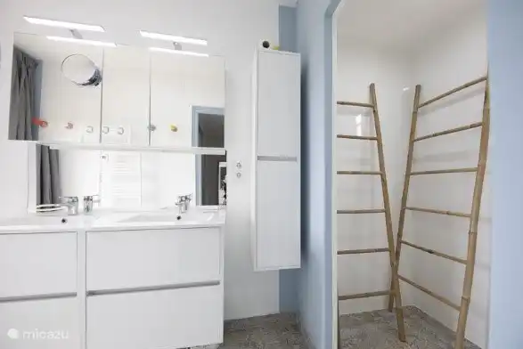 Badezimmer mit Dusche und Balkon (Foto 3/4)