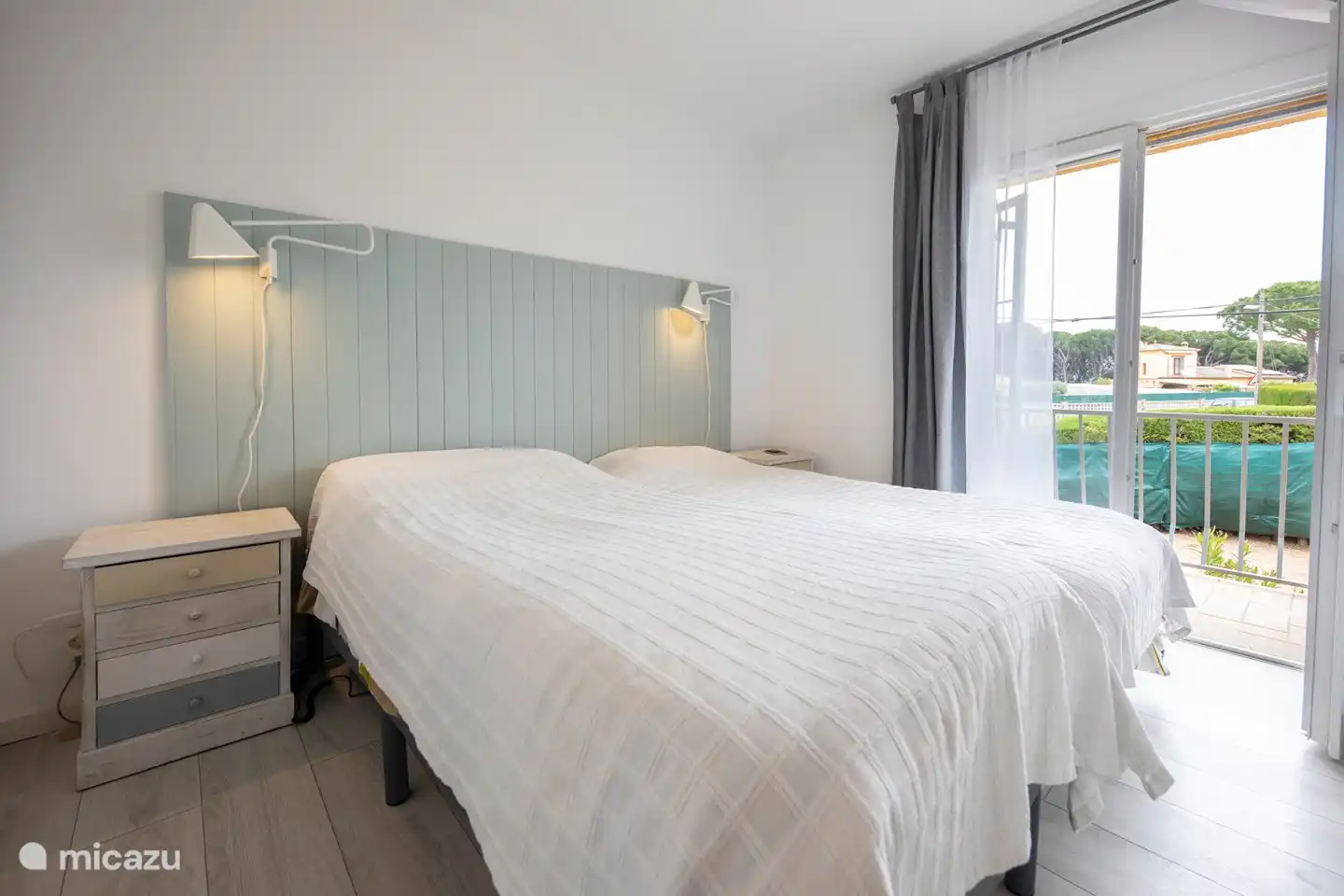 Schlafzimmer 1 mit eigenem Balkon.