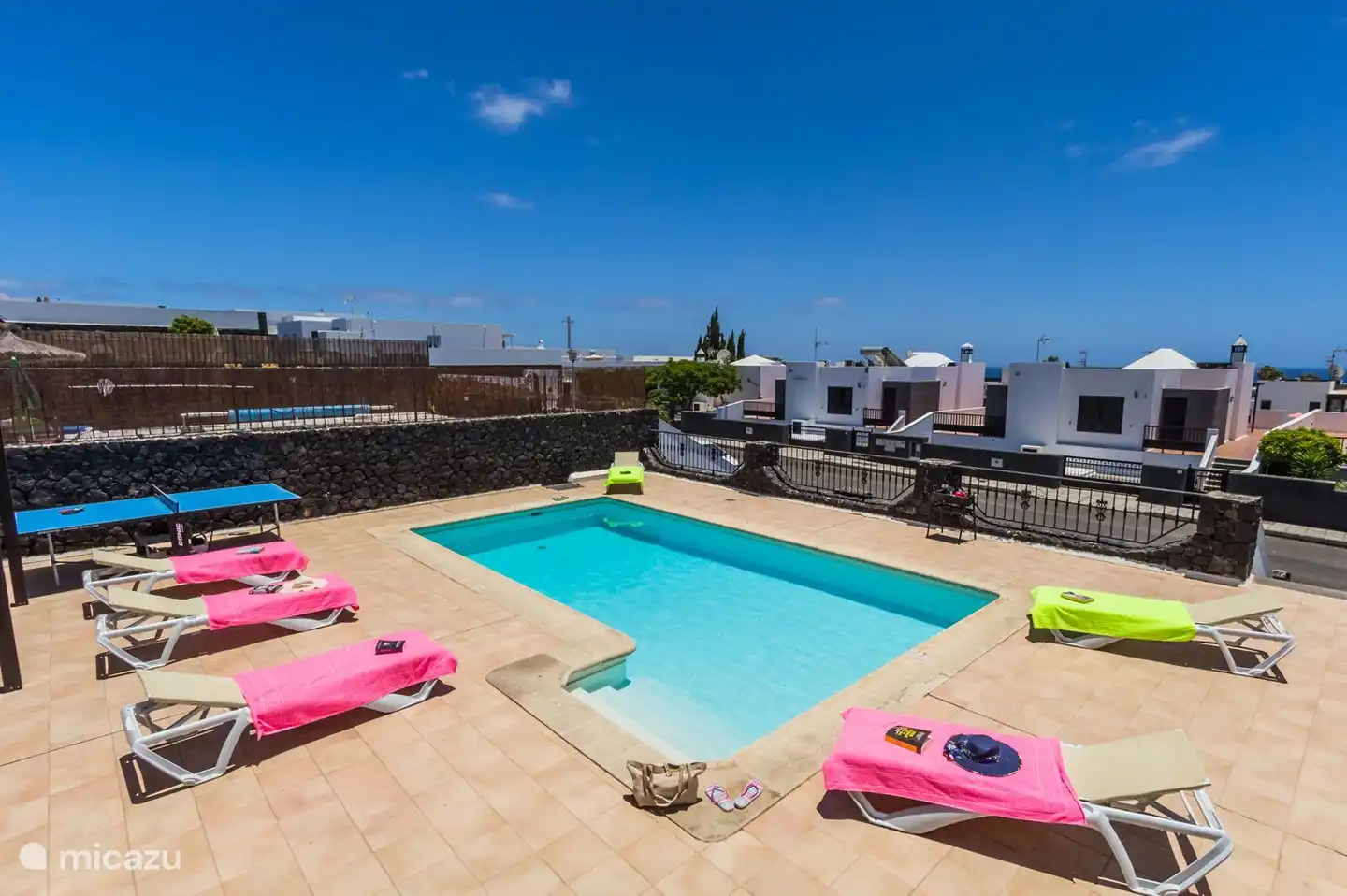 The sun loungers are ready now, with a nice drink that is a real holiday feeling.