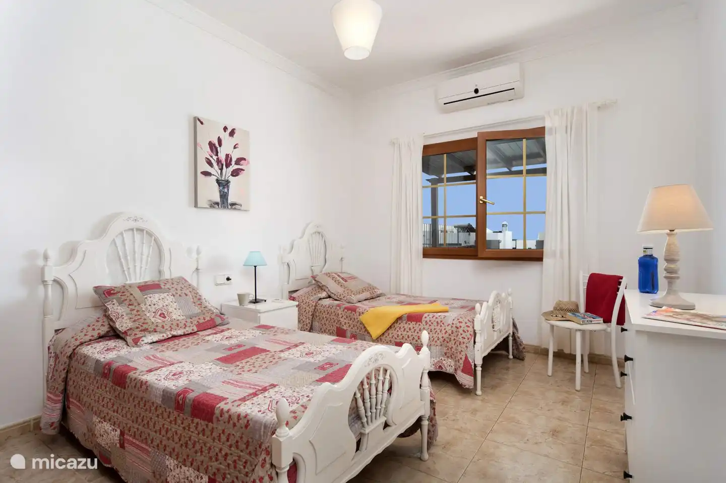 Guest bedroom with 2 beds that can also be put together.