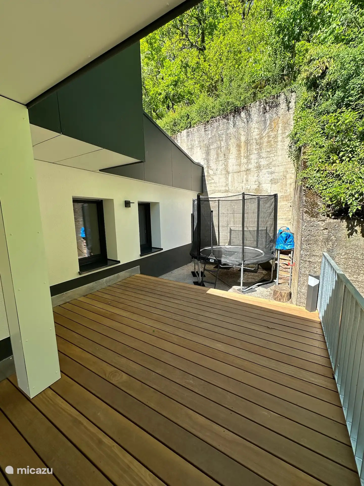 Terrasse und Trampolin