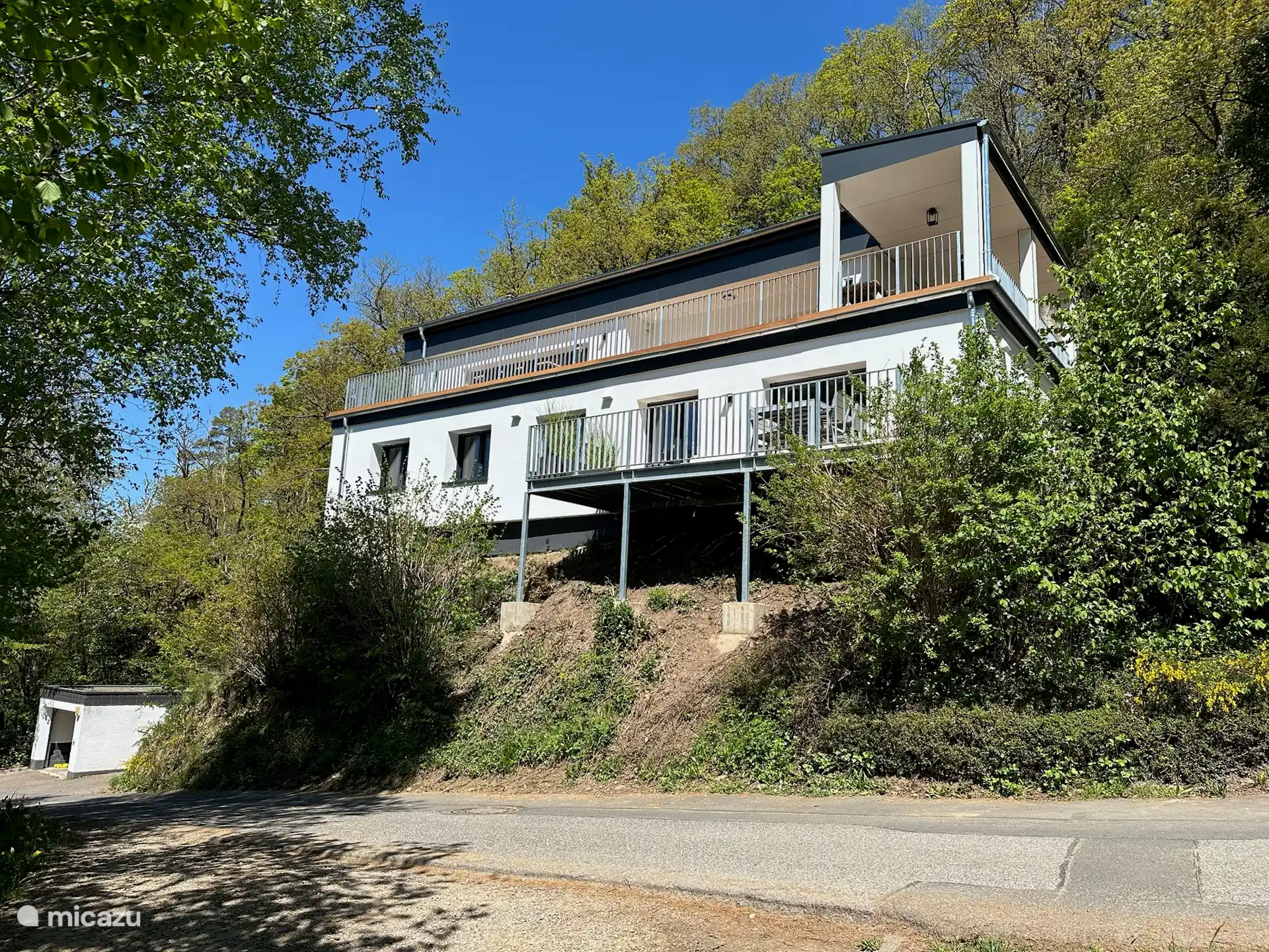 Aussicht und Straße Villa Holgenbach