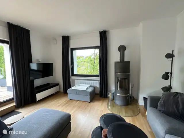 Ático Holgenbach Nat. Parque Eifel en Alemania, Eifel, Schleiden - apartamento Sala de estar y estufa de leña