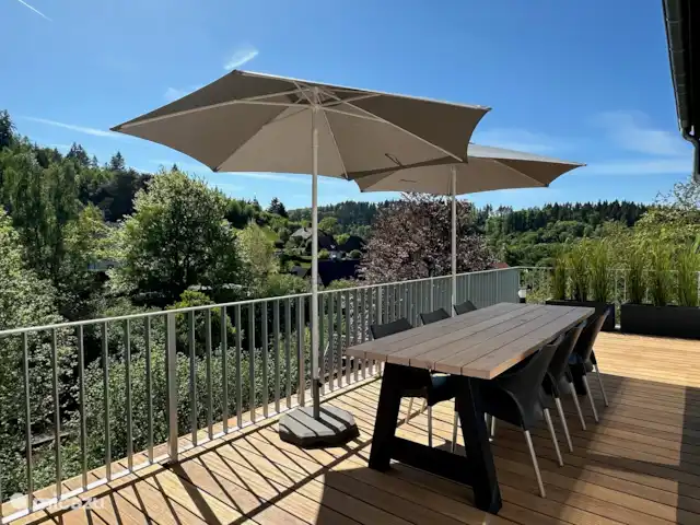 Ático Holgenbach Nat. Parque Eifel en Alemania, Eifel, Schleiden - apartamento ¡Hay 2 sombrillas para los días calurosos y, por lo demás, agradable bajo el dosel!